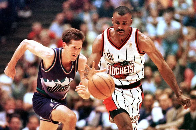 Houston Rockets Eddie Johnson (R) races down court in front of Utah Jazz Jeff Hornacek 23 May during game three of the Western Conference Championships at The Summit in Houston, TX. Johnson had a game high of 31 points, as the Rockets beat the Jazz 118-100 but trails in the best of seven series 2-1. AFP PHOTO Hector MATA (Photo by HECTOR MATA / AFP) (Photo credit should read HECTOR MATA/AFP via Getty Images)
