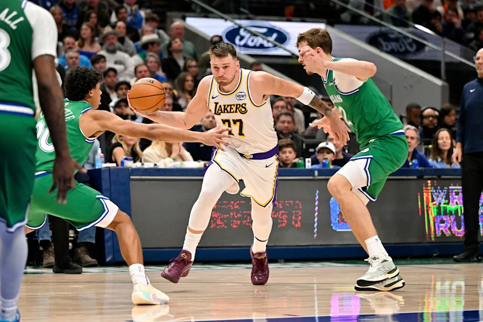 Los Angeles Lakers guard Luka Doncic (77) drives against Dallas Mavericks guard Max Christie (00) and forward Cooper Flagg (32).© Jerome Miron-Imagn Images