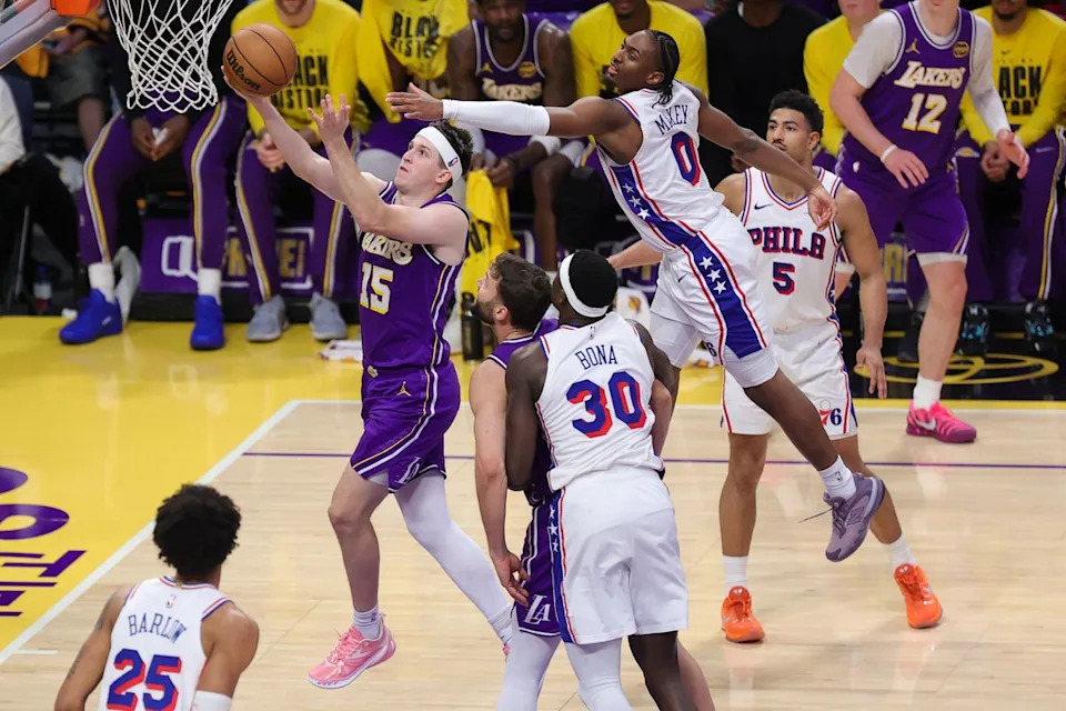Los Ángeles Lakers guard Austin Reaves (15) attempts a lay up during an NBA game against the Philadelphia 76ers on February 5, 2026.