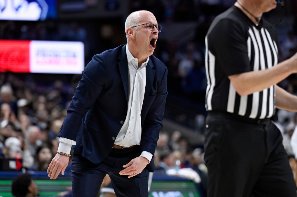 Hurley sounds off on low-energy home crowds at UConn games