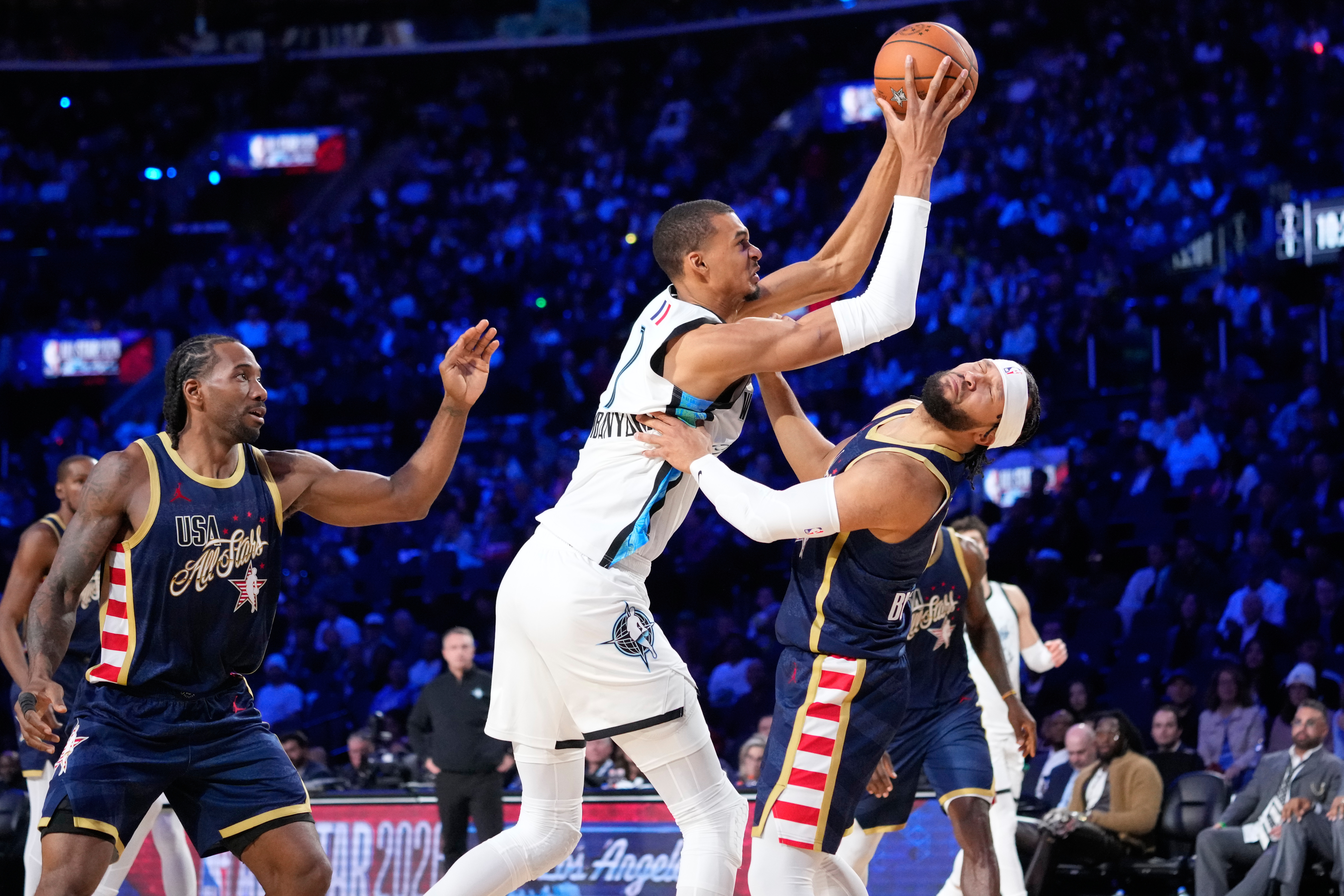 World center Victor Wembanyama, of France, shoots over USA Stripes...