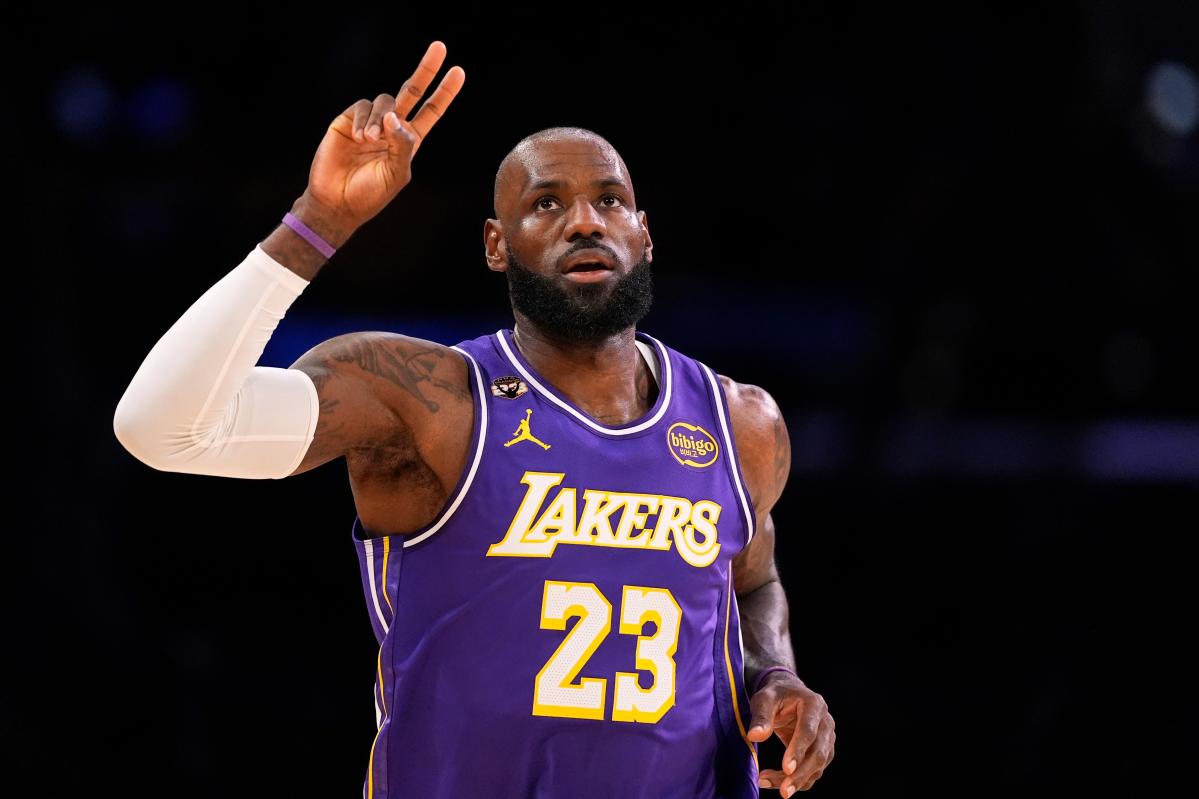 LeBron James’ triple-double leads Lakers to win over Mavericks