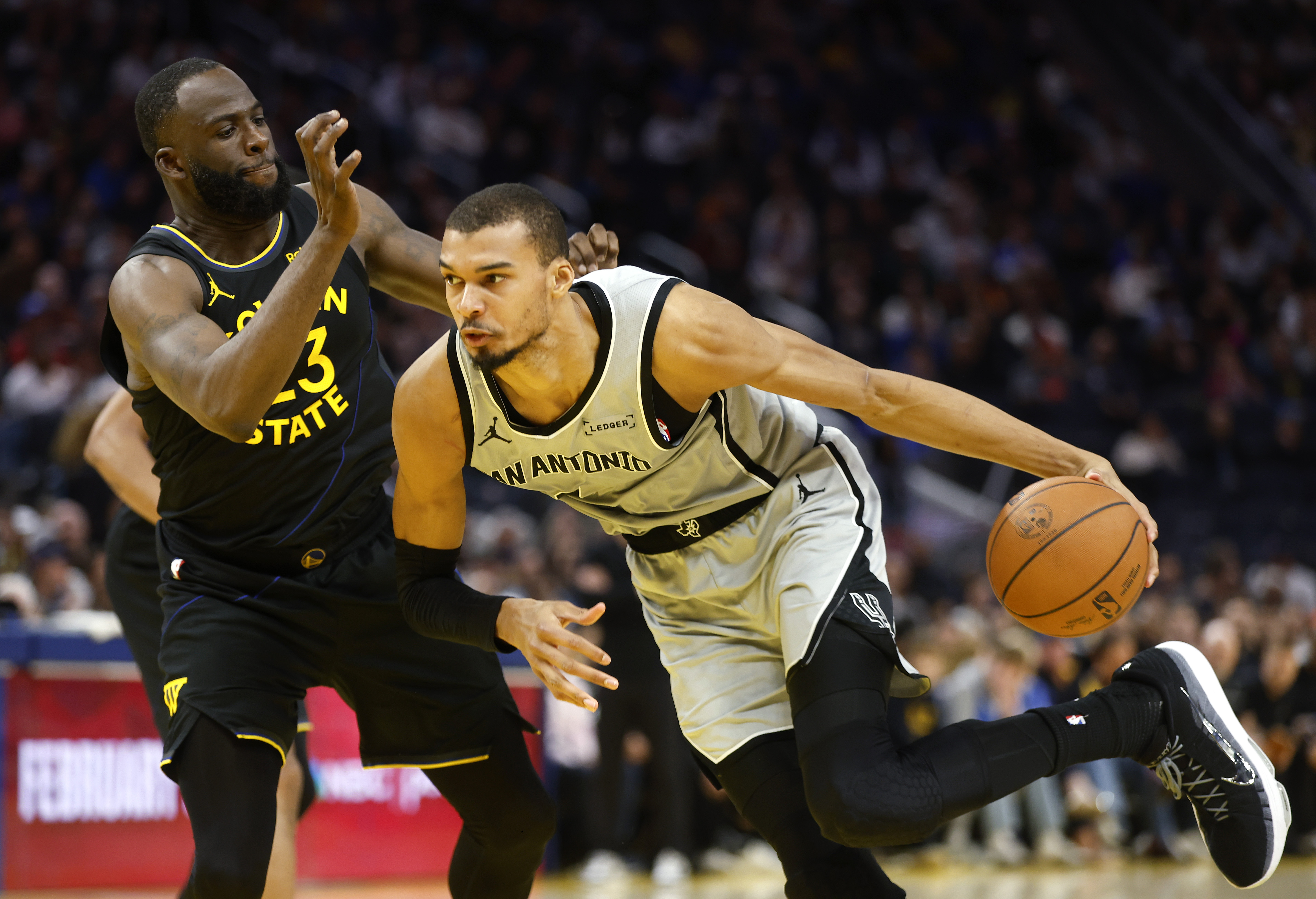Golden State Warriors' Draymond Green (23) defends against San Antonio...