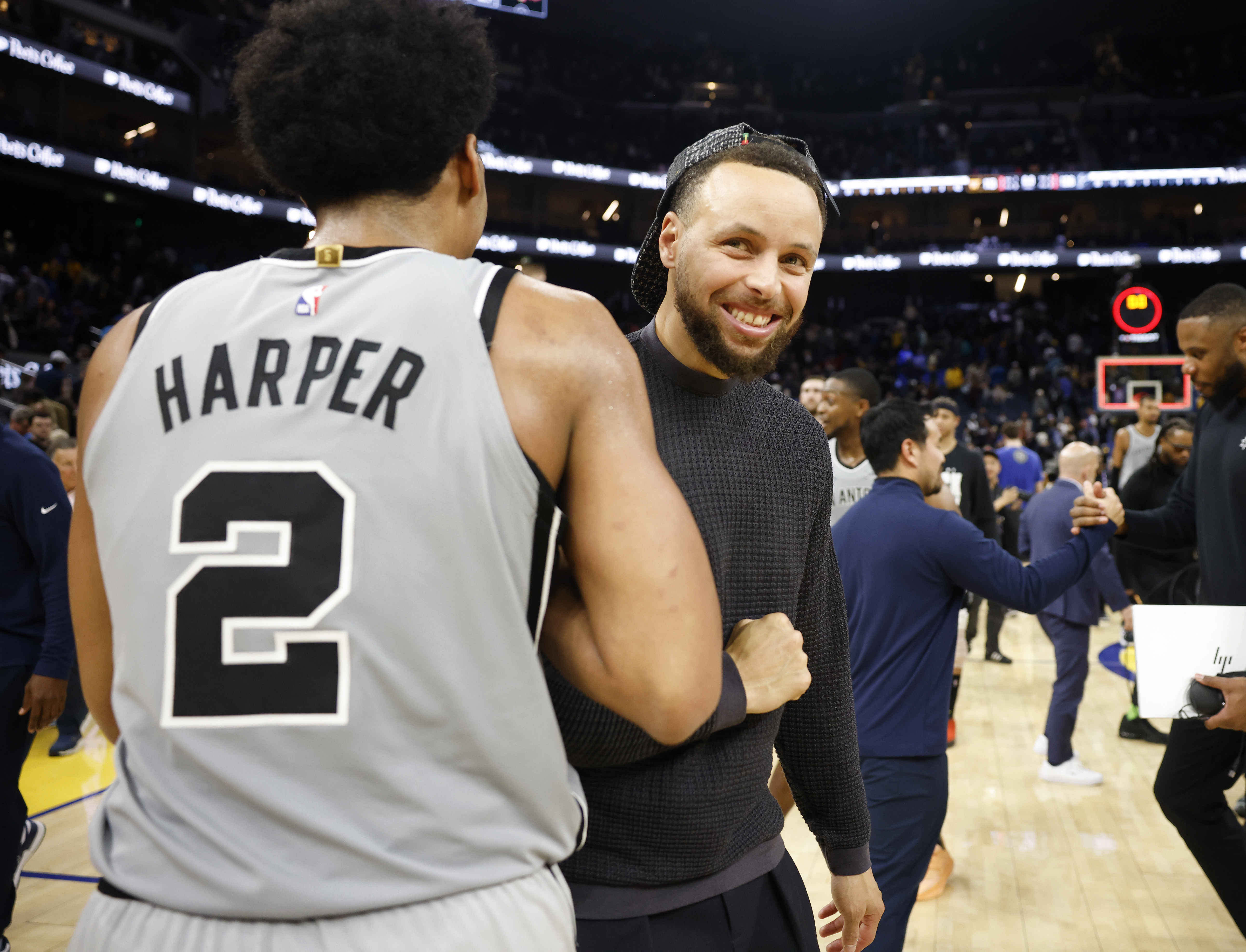Golden State Warriors' Stephen Curry (30) chats with San Antonio...