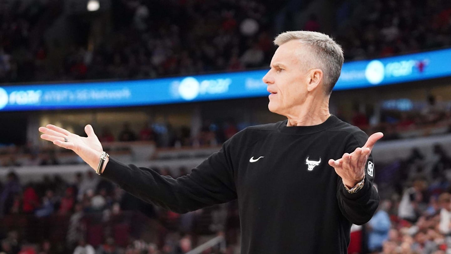 Feb 21, 2026; Chicago, Illinois, USA; Chicago Bulls head coach Billy Donovan gestures to his team against the Detroit Pistons during the second half at United Center. Mandatory Credit: David Banks-Imagn Images