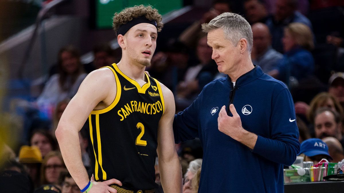 Golden State Warriors head coach Steve Kerr talks to guard Brandin Podziemski (2) during the second half.