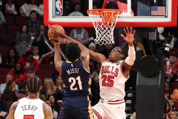 Pelicans center Yves Missi puts up a shot as Bulls center Jalen Smith defends Dec. 31, 2025, at the United Center. (Terrence Antonio James/Chicago Tribune)
