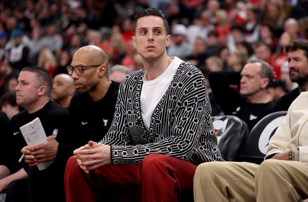 Injured Chicago Bulls forward/center Zach Collins sits on the bench in the second half of a game against the Detroit Pistons at the United Center in Chicago on Feb. 21, 2026. (Chris Sweda/Chicago Tribune)