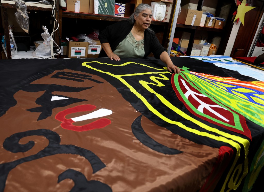 Mexican immigrant sews retirement banners for Chicago athletes