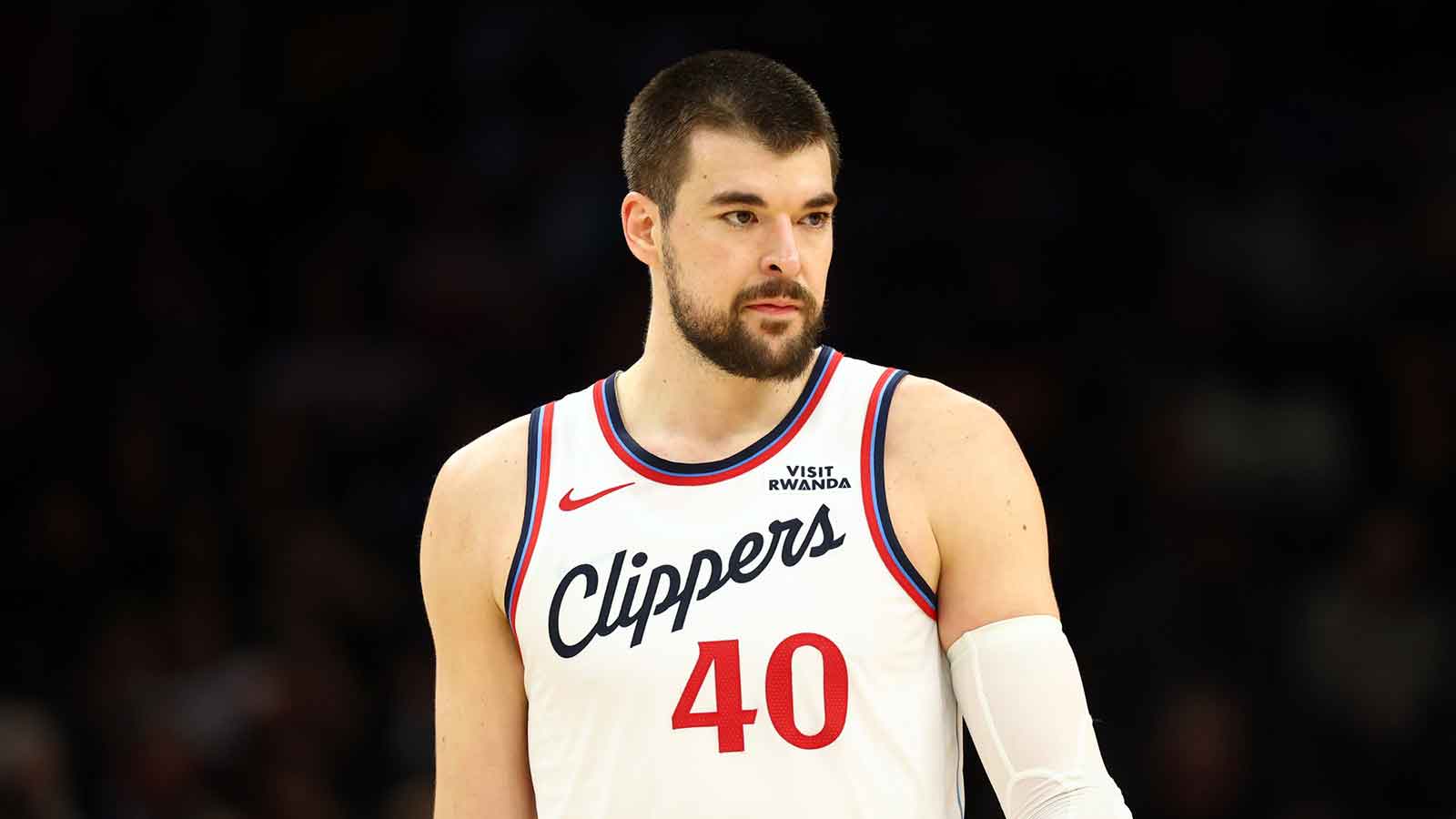 Los Angeles Clippers center Ivica Zubac (40) against the Phoenix Suns at Mortgage Matchup Center.