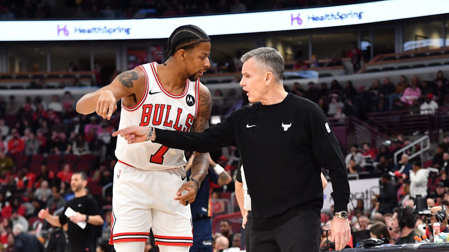 Dec 31, 2025; Chicago, Illinois, USA; Chicago Bulls head coach Billy Donovan talks with forward Dalen Terry (7) against the New Orleans Pelicans during the first half at United Center. Mandatory Credit: Patrick Gorski-Imagn Images