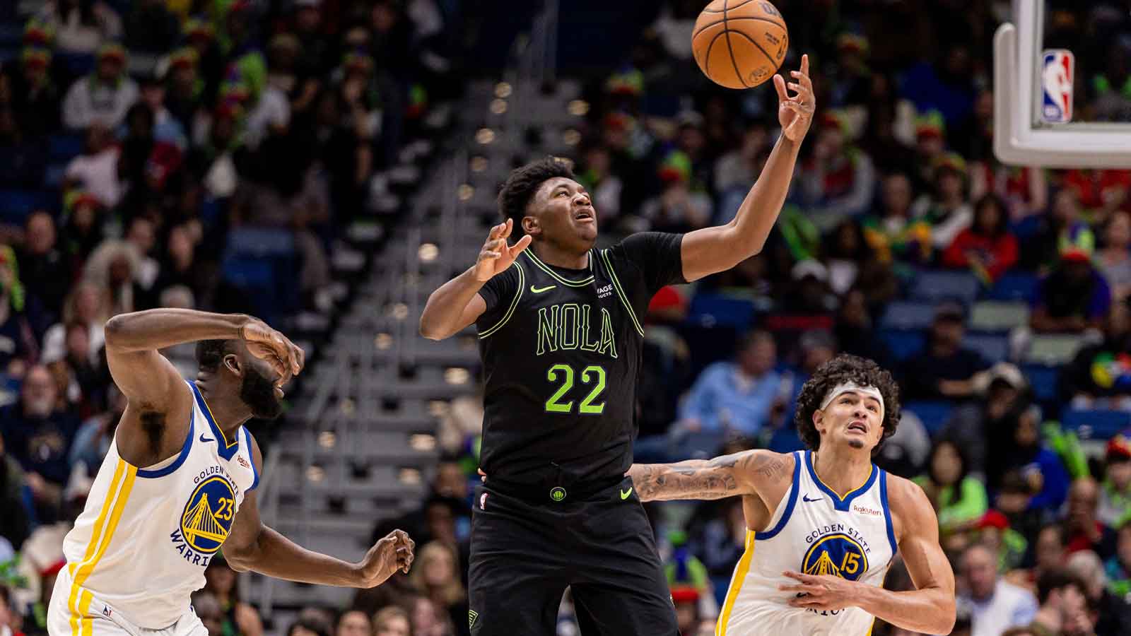 New Orleans Pelicans center Derik Queen (22) grabs a loose ball against Golden State Warriors forward Draymond Green (23) during the second half at Smoothie King Center.