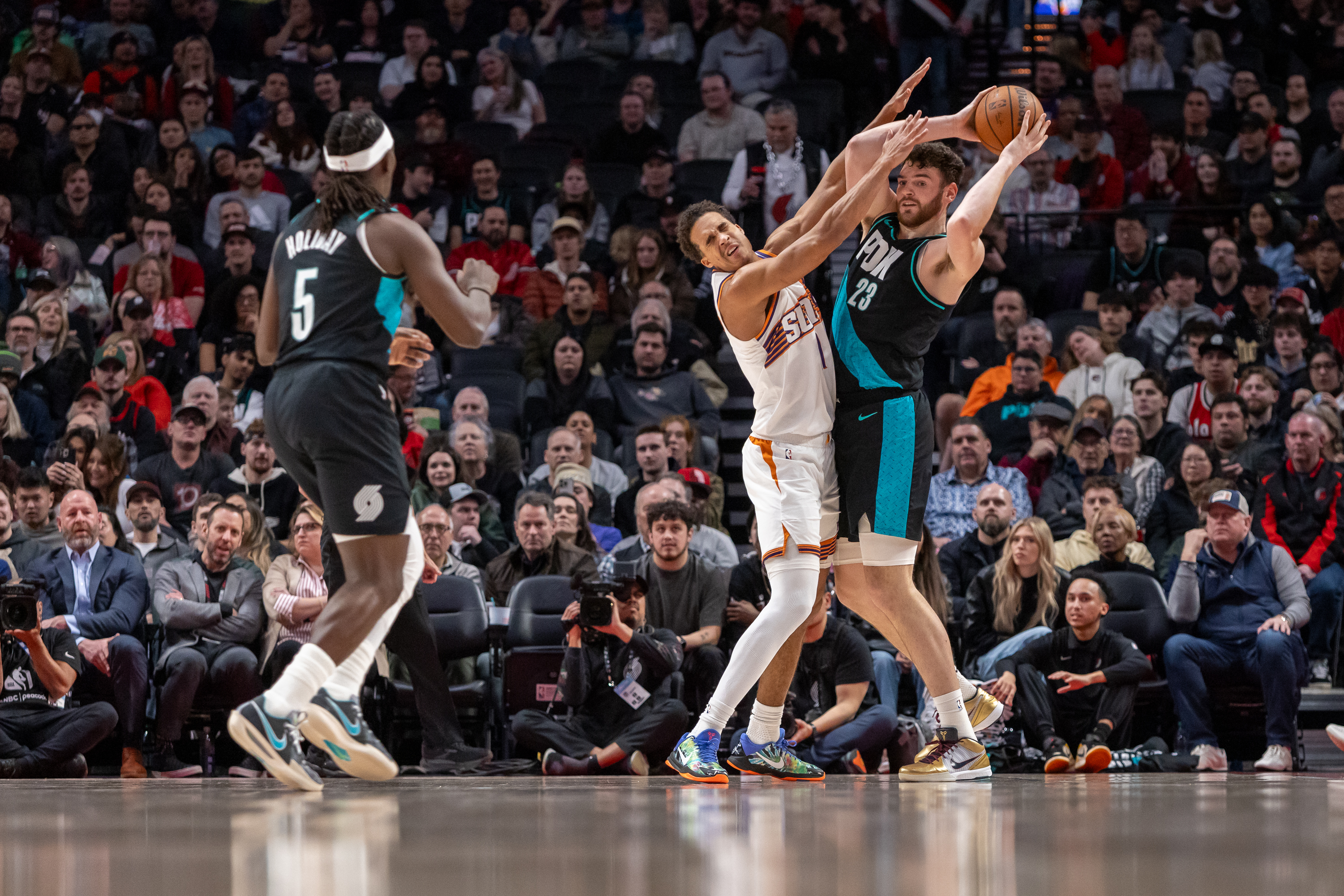 Portland Trail Blazers center Donovan Clingan looks for an open teammate to pass to during an NBA game against the Phoenix Suns at Moda Center on Tuesday, Feb. 3, 2026.