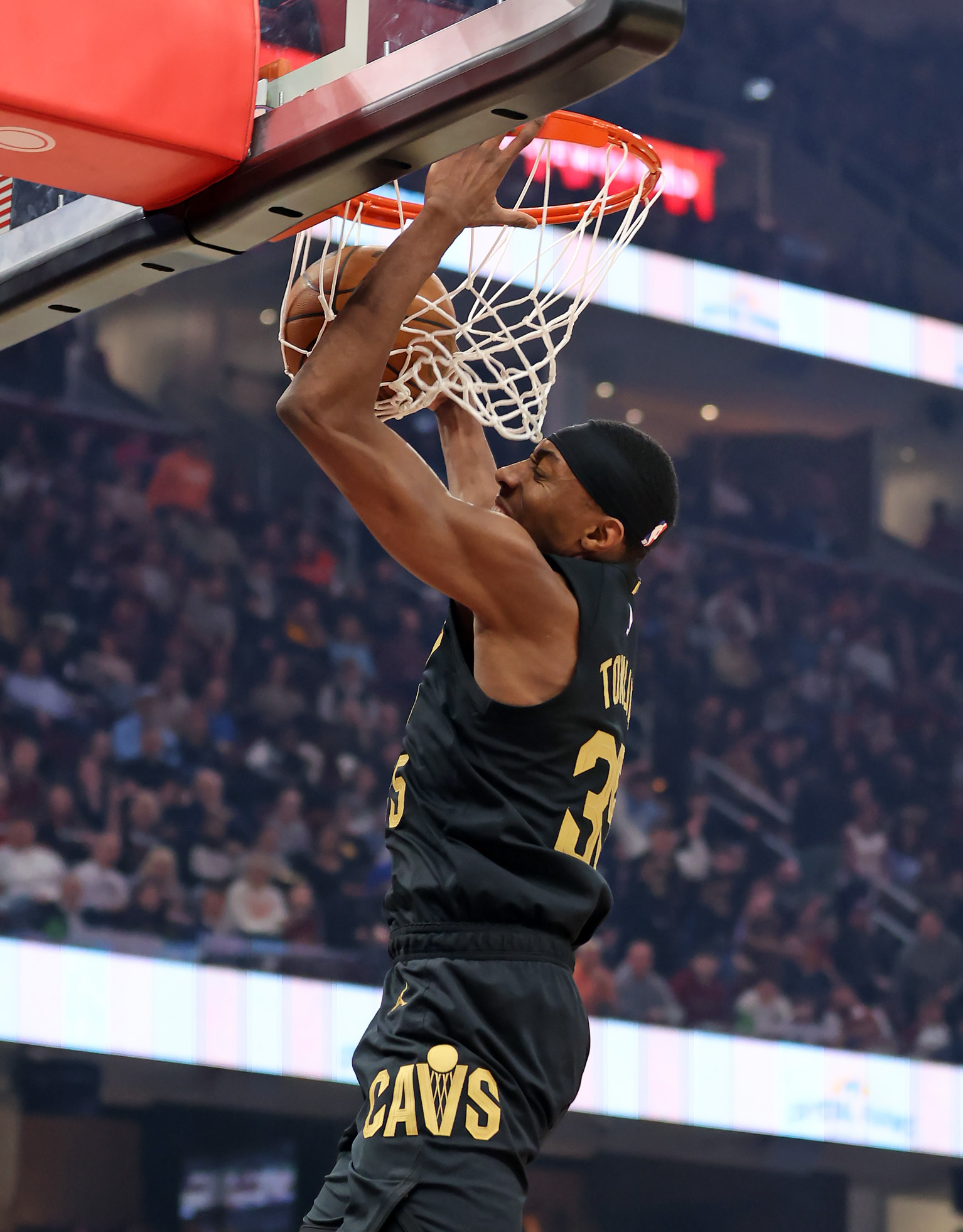 Cleveland Cavaliers forward Nae'qwan Tomlin dunks the ball against the Washington Wizards in the first half of play. 
