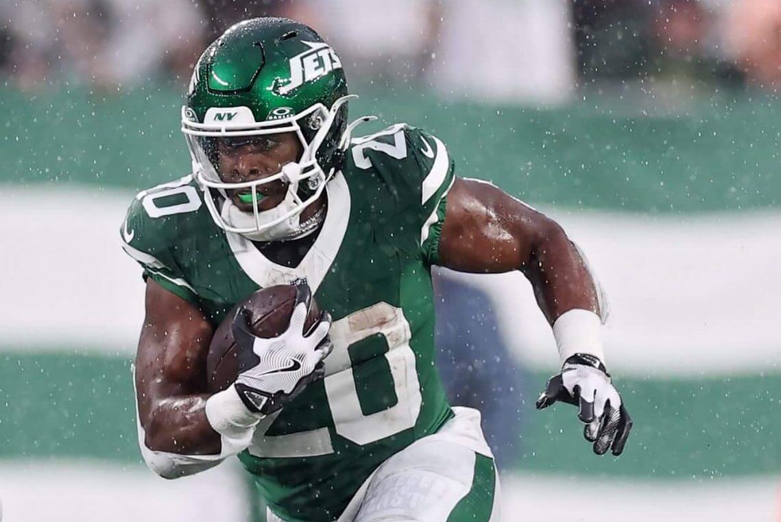 EAST RUTHERFORD, NEW JERSEY - NOVEMBER 09: Breece Hall #20 of the New York Jets runs the ball past past Carson Schwesinger #49 of the Cleveland Browns for a touchdown during the second half in the game at MetLife Stadium on November 09, 2025 in East Rutherford, New Jersey. (Photo by Evan Bernstein/Getty Images)