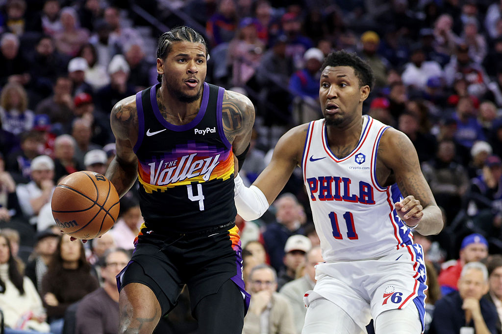 PHILADELPHIA, PENNSYLVANIA - JANUARY 20: Jalen Green #4 of the Phoenix Suns drives to the basket against Justin Edwards #11 of the Philadelphia 76ers during the second half at Xfinity Mobile Arena on January 20, 2026 in Philadelphia, Pennsylvania. NOTE TO USER: User expressly acknowledges and agrees that, by downloading and or using this photograph, User is consenting to the terms and conditions of the Getty Images License Agreement. (Photo by Emilee Chinn/Getty Images)