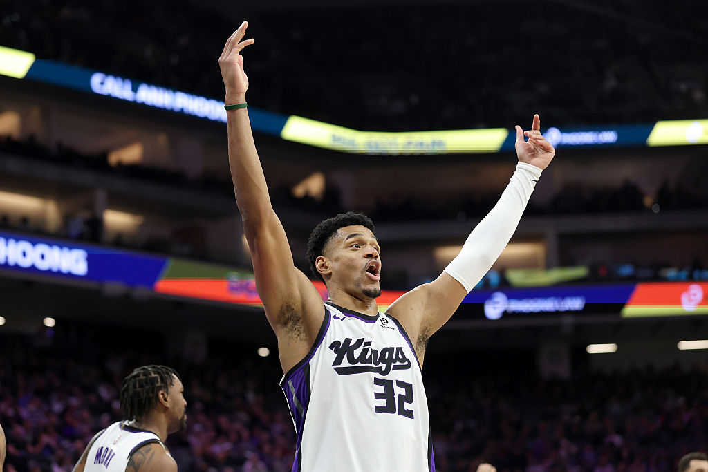 Sacramento Kings sign Dylan Cardwell to standard contract