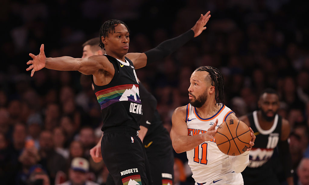 NEW YORK, NEW YORK - FEBRUARY 04: Jalen Brunson #11 of the New York Knicks looks to pass the ball p...