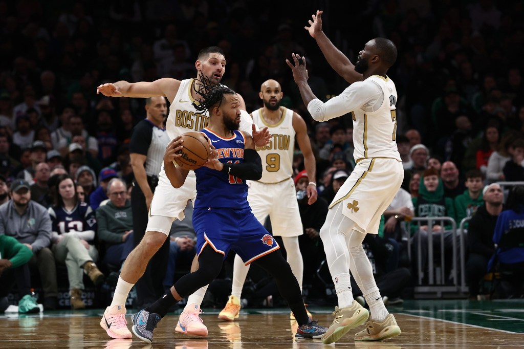 Knicks bounce back from stinker in Detroit with rout of Celtics
