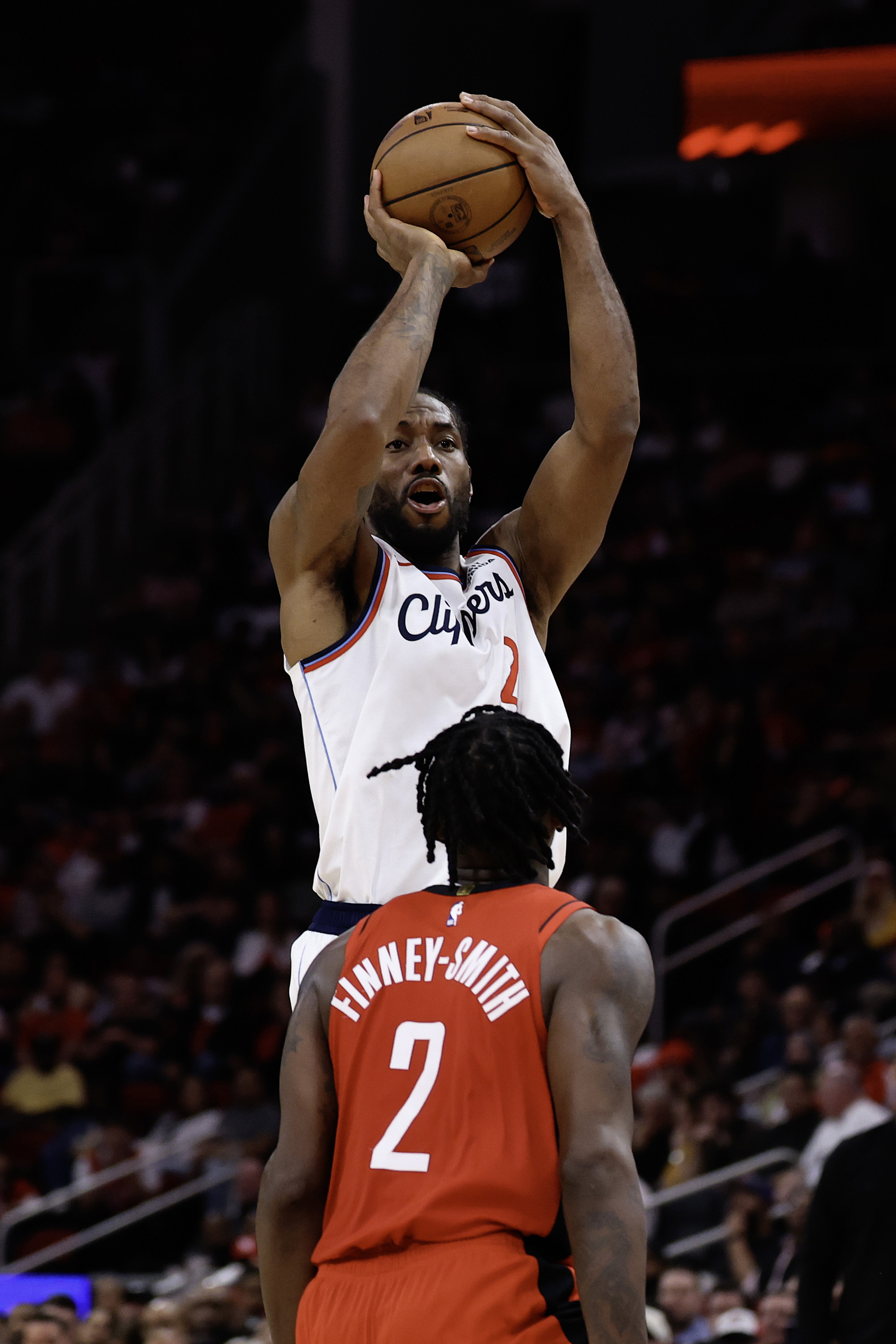 Clippers star Kawhi Leonard shoots in front of Houston Rockets...