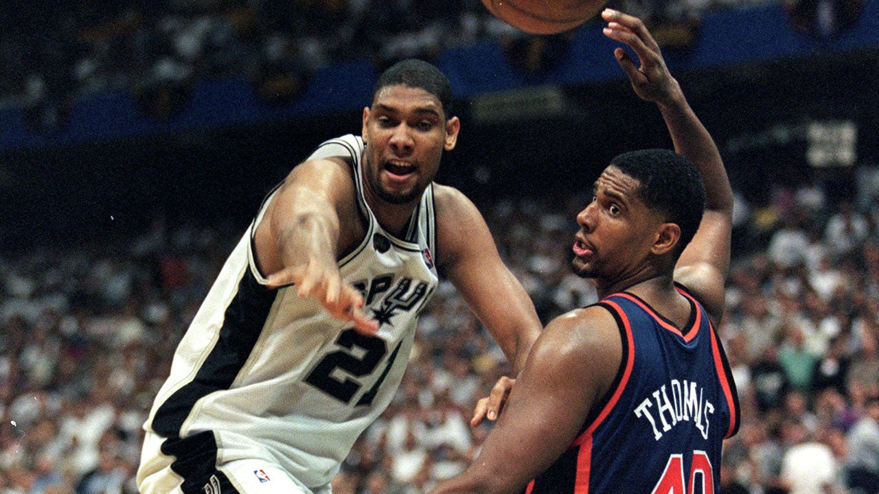16 Jun 1999: Tim Duncan #21 of the San Antonio Spurs passes the ball past Kurt Thomas #40 of the New York Knicks during the NBA Finals game two at the Alamodome in San Antonio, Texas. The Spurs defeated the Knicks 89-77.