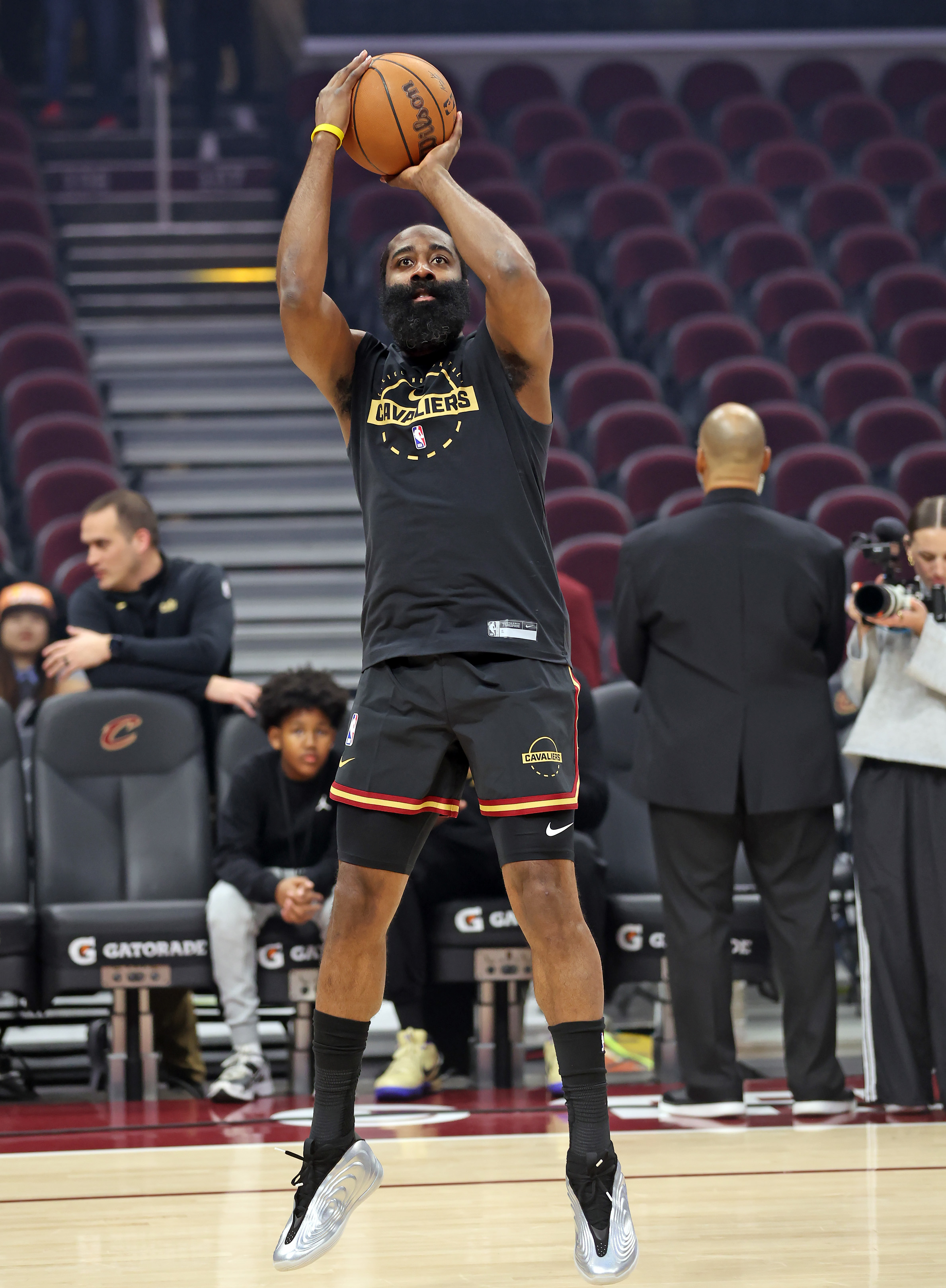 Cleveland Cavaliers guard James Harden warms up before the game against the Washington Wizards. 