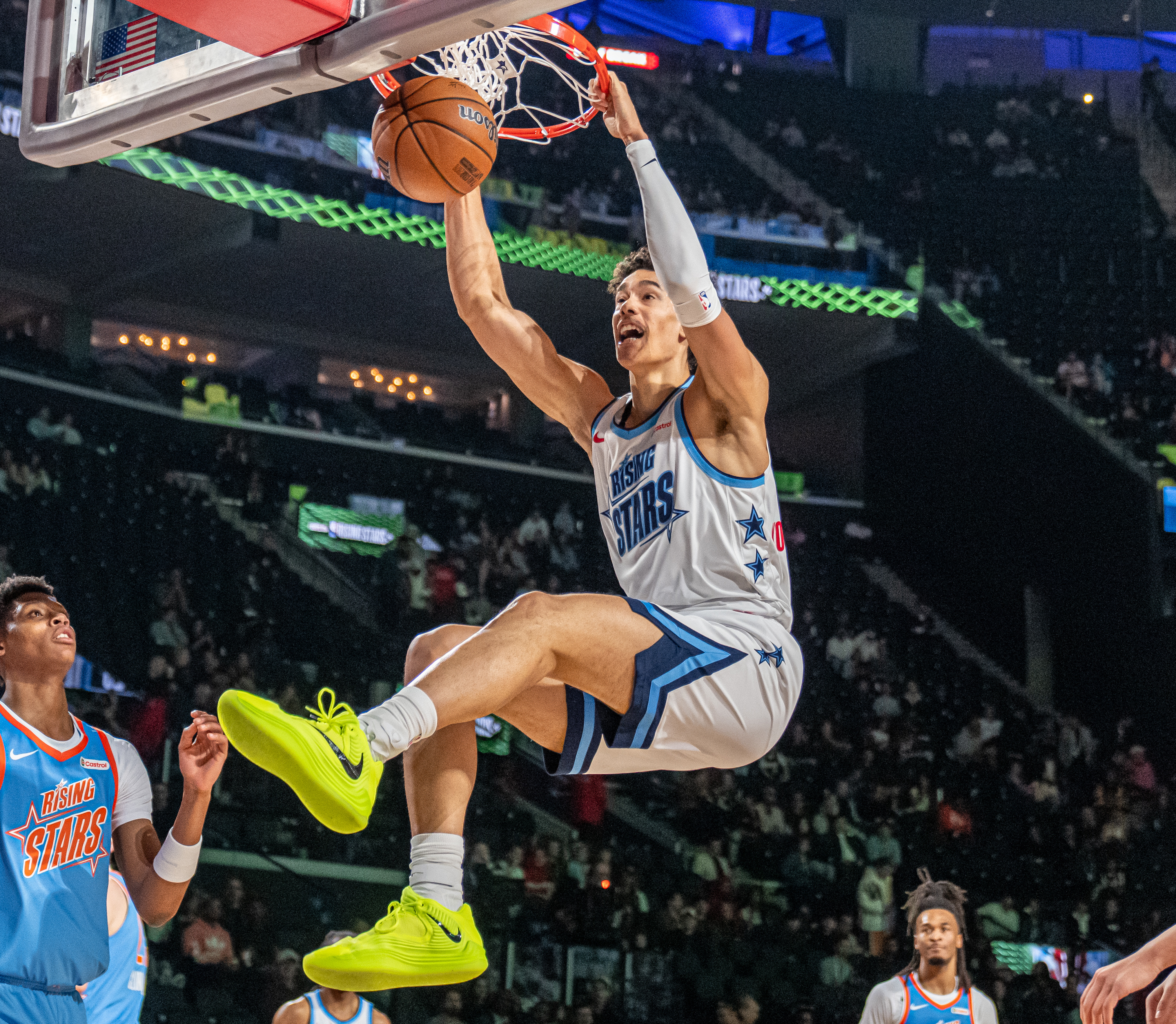 Clippers rookie center Yanic Konan Niederhäuser dunks for Team Austin...