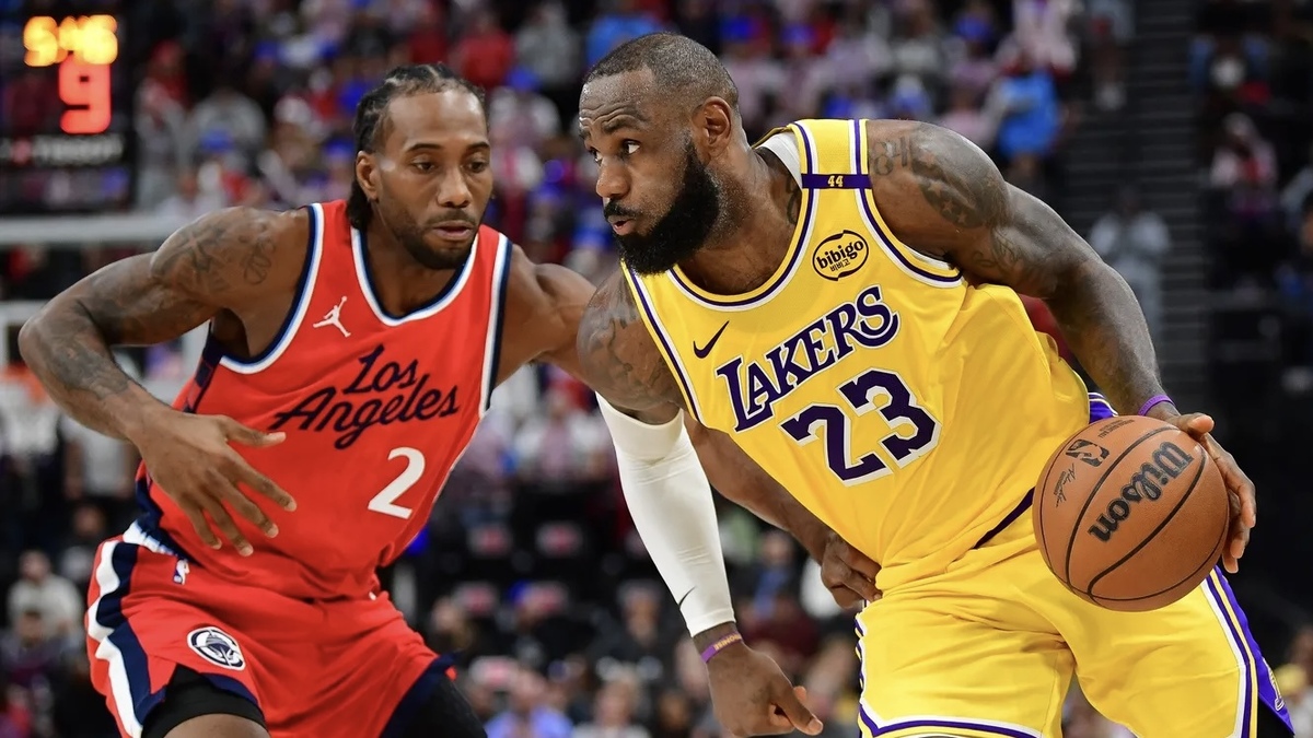 Los Angeles Lakers forward LeBron James (23) moves the ball against Los Angeles Clippers forward Kawhi Leonard (2) during the second half at Intuit Dome.