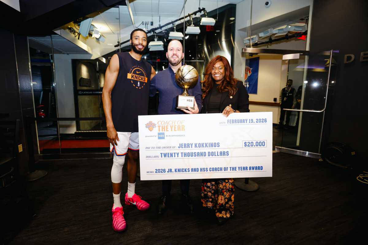 Astoria coach named Jr. Knicks Coach of the Year, surprised by Knicks forward Mikal Bridges – QNS