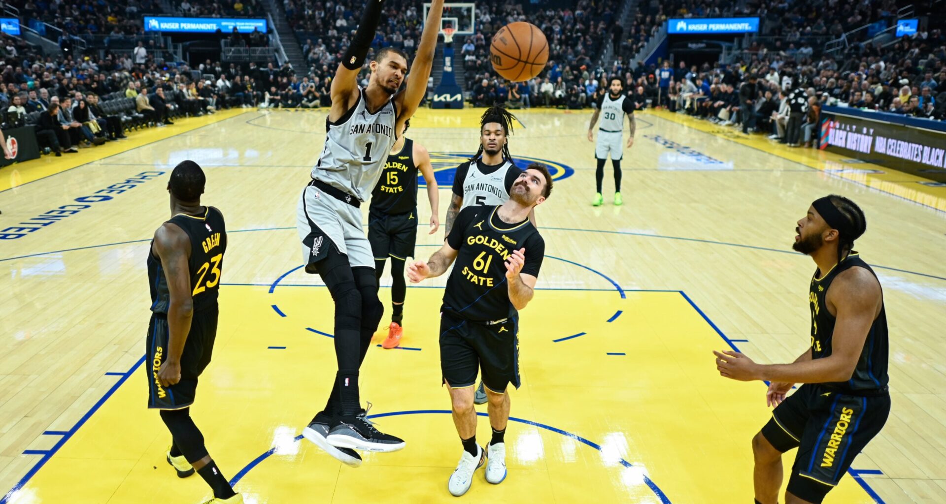 Spurs’ star duo too much in 126-113 win over Curry-less Golden State