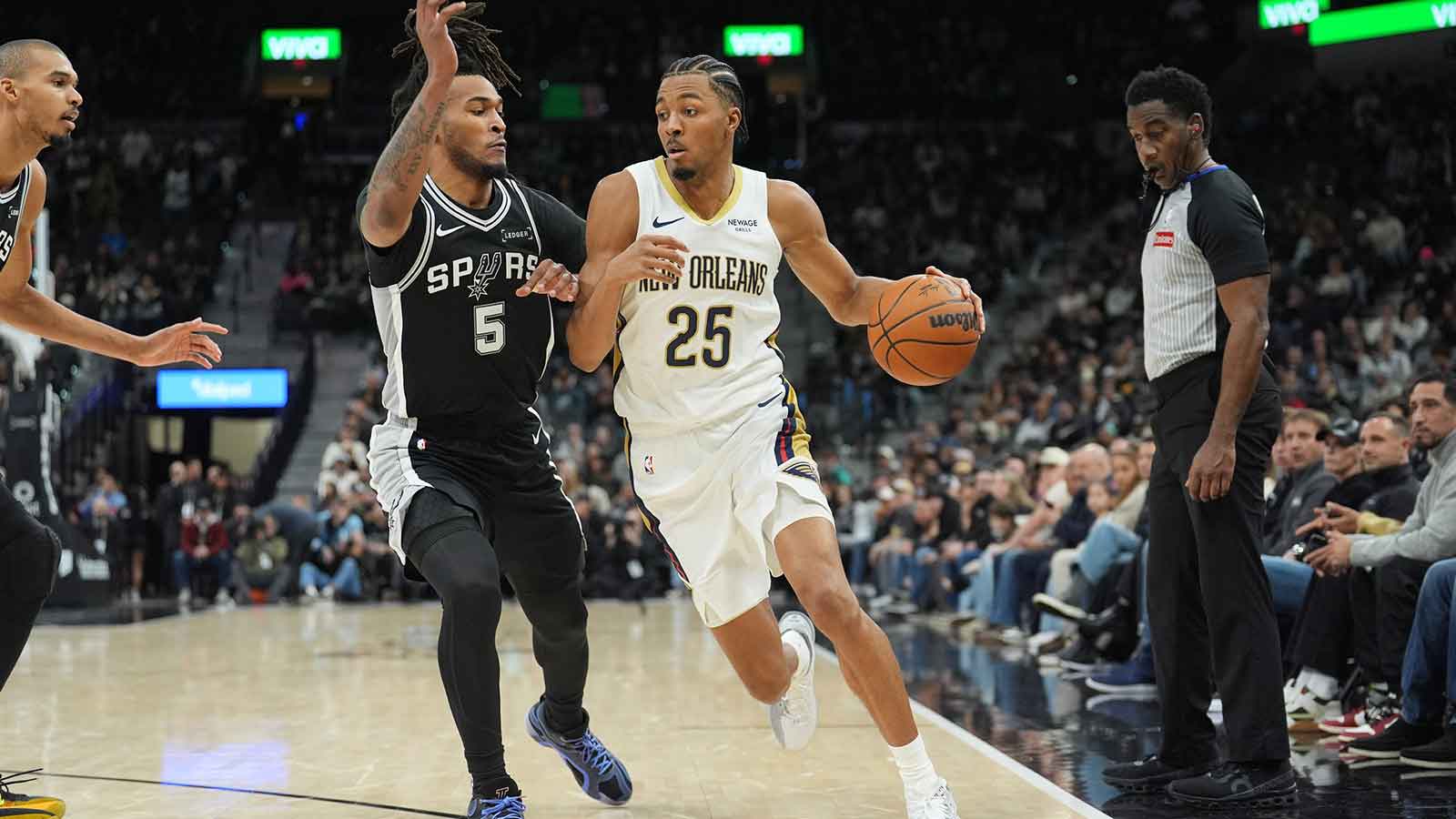 Pelicans forward Trey Murphy III (25) dribbles against San Antonio Spurs guard Stephon Castle (5) in the second half at Frost Bank Center