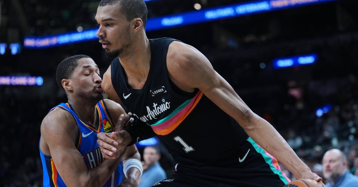 San Antonio Spurs beat banged-up Oklahoma City Thunder to win fourth straight game