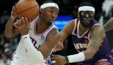 Sixers guard Tyrese Maxey (left) battles with Suns guard Jordan Goodwin during the first half of Saturday's Sixers win in Phoenix.