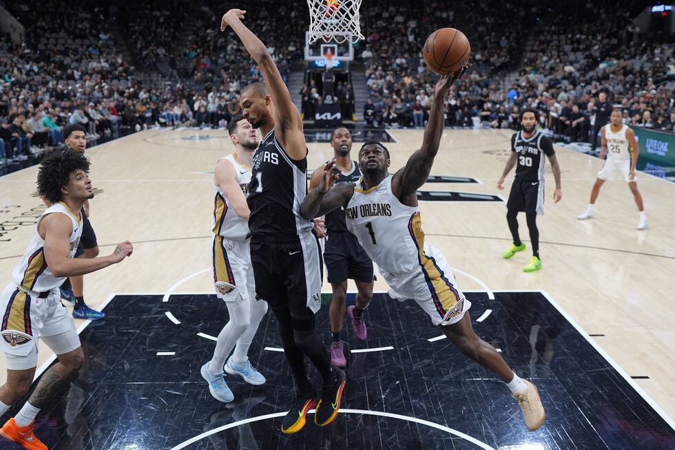 New Orleans Pelicans forward Zion Williamson (1) drives to the basket against San Antonio...