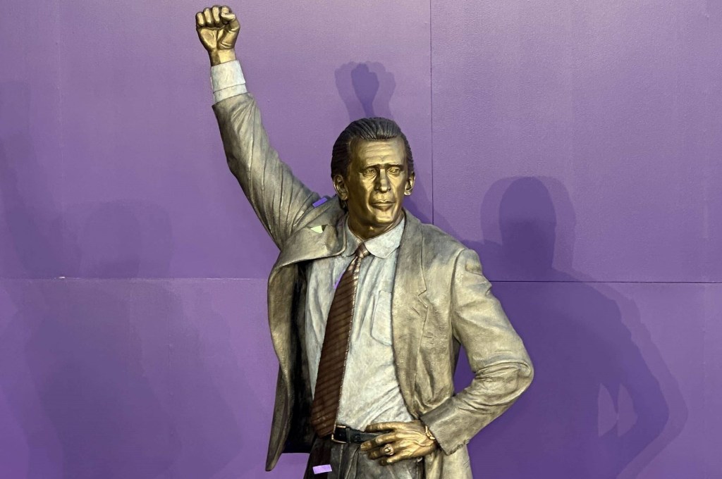 After Riley statue, do Heat now owe Dwyane Wade a do-over?