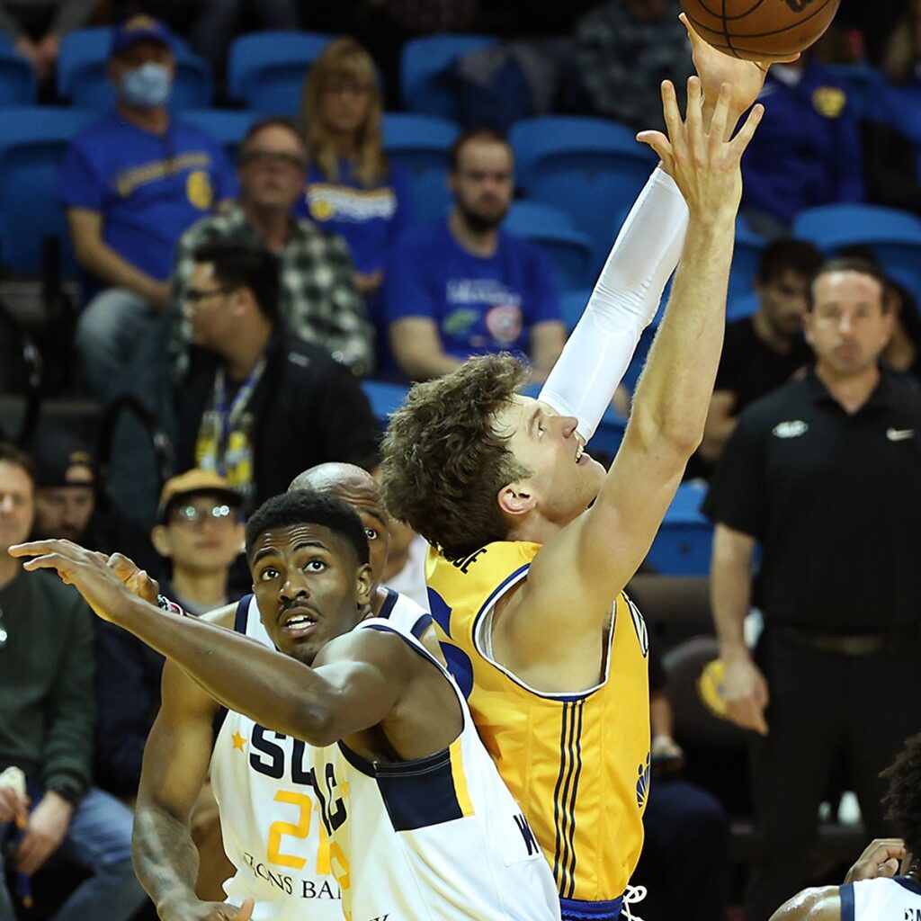 Golden State Warriors sign guard Nate Williams, 27, to two-way contract