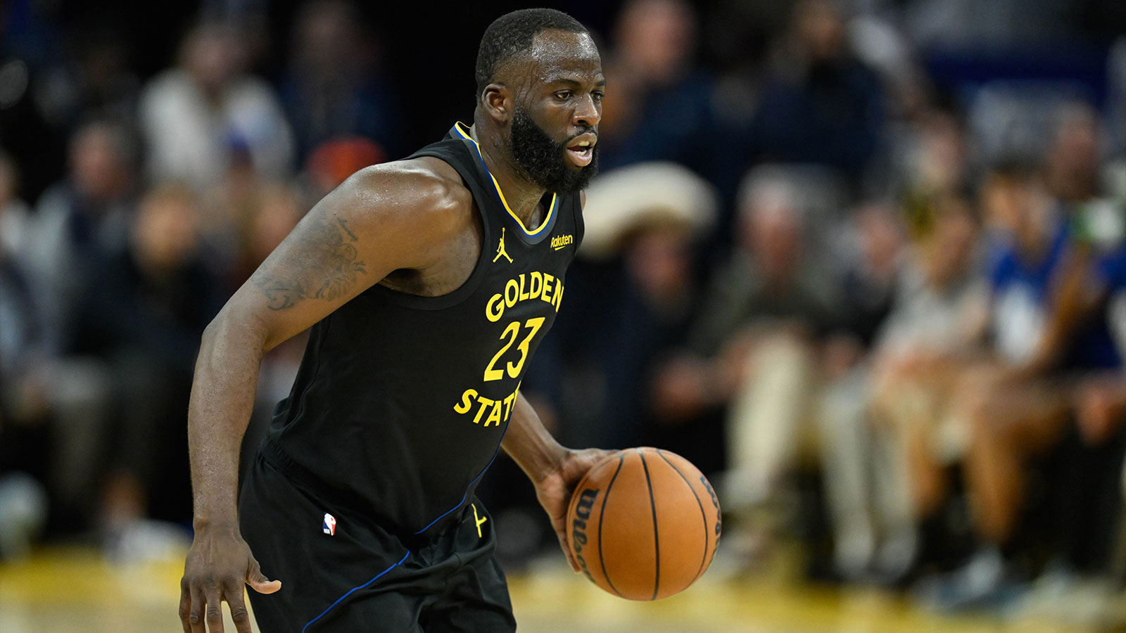 Warriors forward Draymond Green (23) dribbles against the San Antonio Spurs in the third quarter at Chase Center