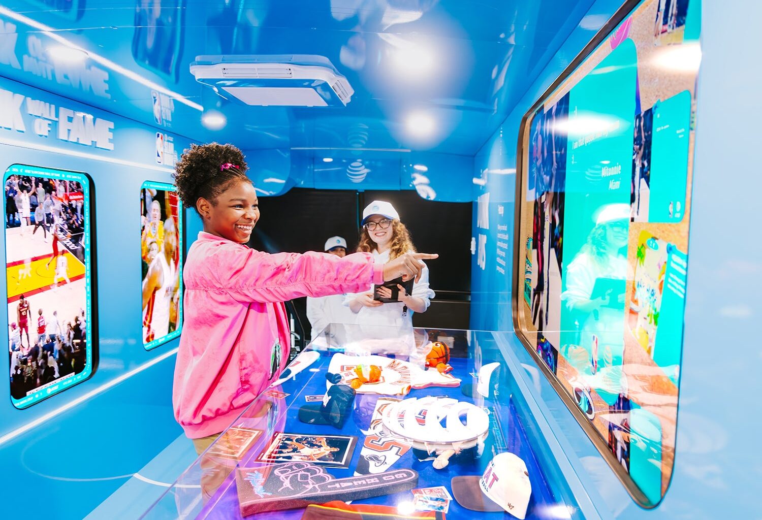 att-dunk-bus-2026-miami-editorial girl fan pointing at screen