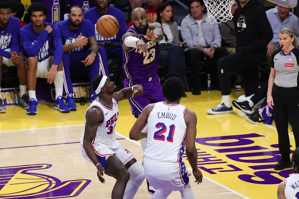 Los Ángeles Lakers forward LeBron James (23) passes the basketball during an NBA game against the Philadelphia 76ers on February 5, 2026.