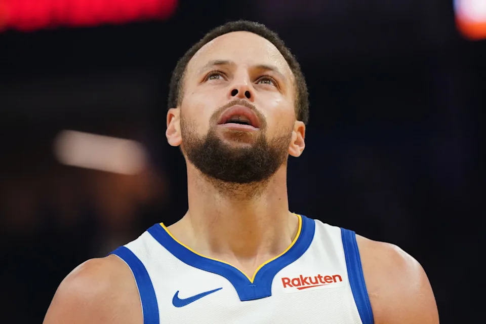 Golden State Warriors guard Stephen Curry (30) looks on during a game.© David Gonzales-Imagn Images