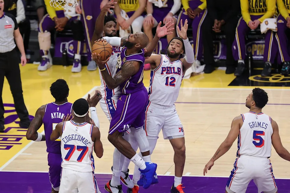 Los Ángeles Lakers forward LeBron James (23) attacks the basket during an NBA game against the Philadelphia 76ers on February 5, 2026.