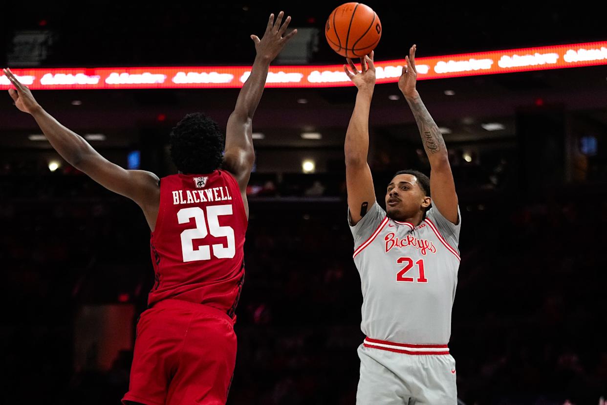 Ohio State Buckeyes forward Devin Royal (21) shoots the ball against Wisconsin Badgers guard John Blackwell (25) in the first half of the NCAA game at Value City Arena on Tuesday, Feb. 17, 2026 in Columbus, Ohio.