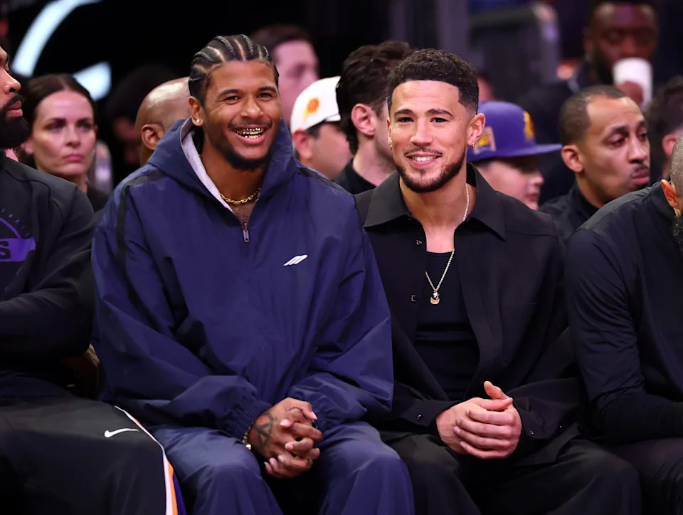 Phoenix Suns injured guards Jalen Green (left) and Devin Booker against the Los Angeles Clippers in the first half at Mortgage Matchup Center in Phoenix on Feb. 1, 2026.