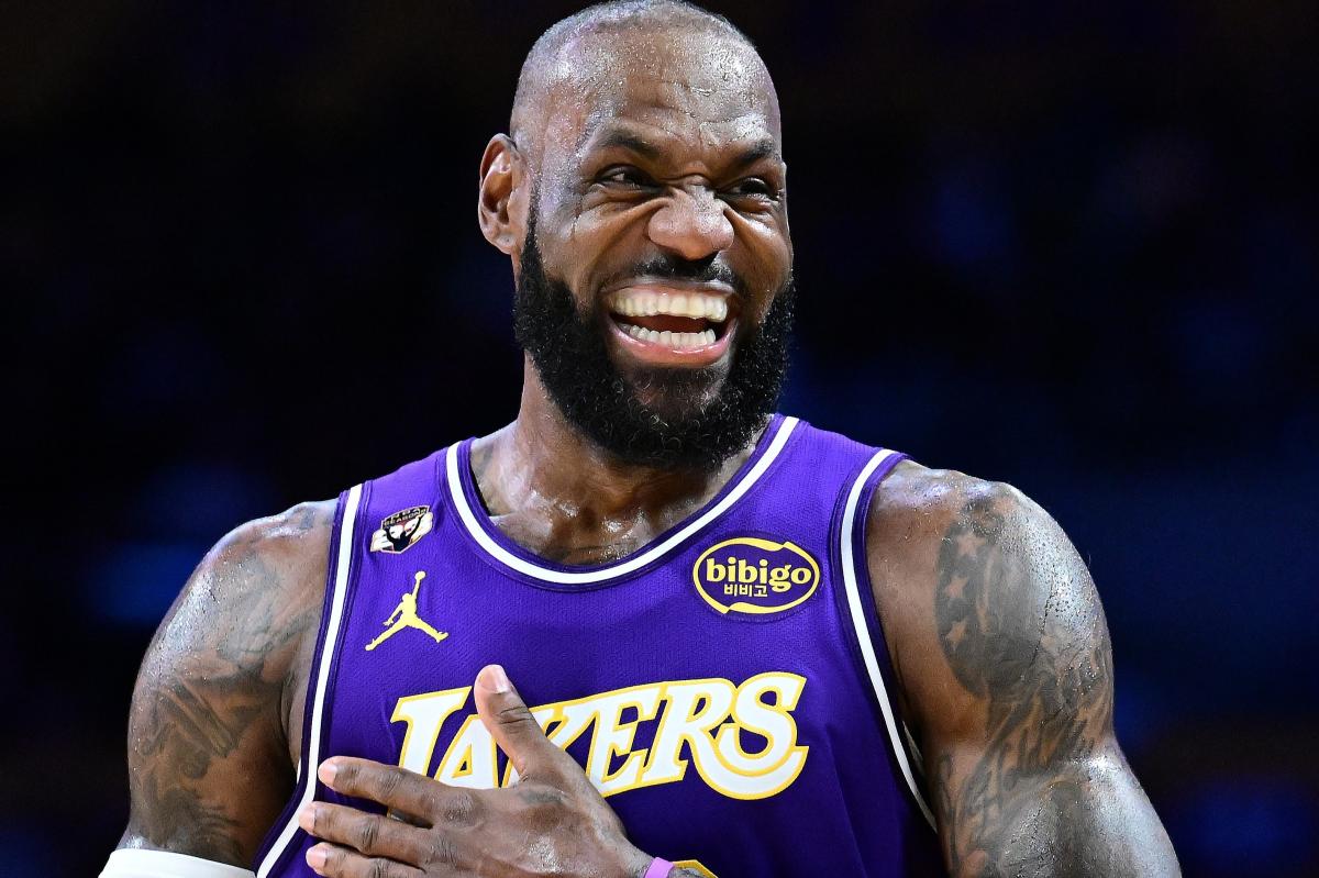 Lakers' LeBron James makes NBA history with triple-double vs Mavs