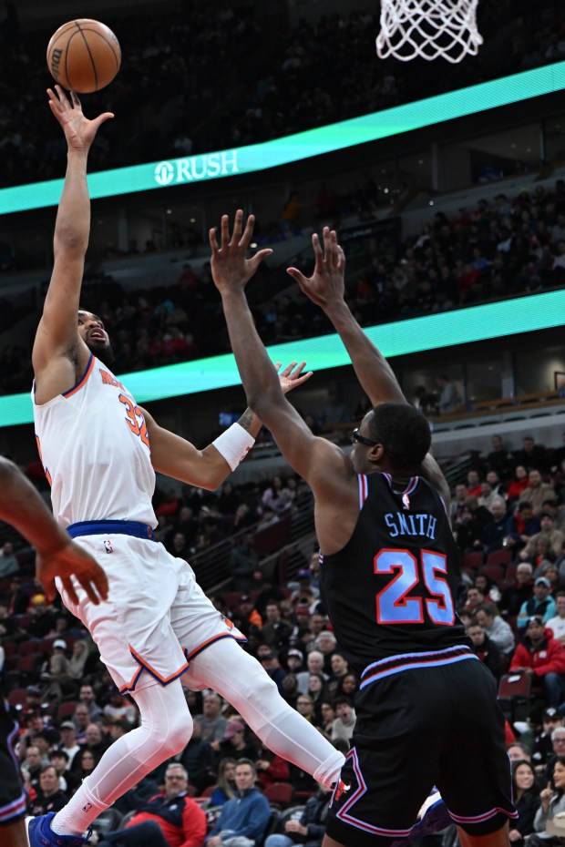 New York Knicks' Karl-Anthony Towns, left, goes up to shoot against Chicago Bulls' Jalen Smith during the first half on Sunday, Feb. 22, 2026, in Chicago. (AP Photo/Paul Beaty)