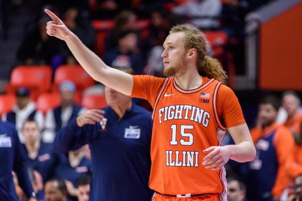 Illinois' Jake Davis during a game against Washington on Thursday, Jan. 29, 2026, in Champaign, Ill. (AP Photo/Craig Pessman)