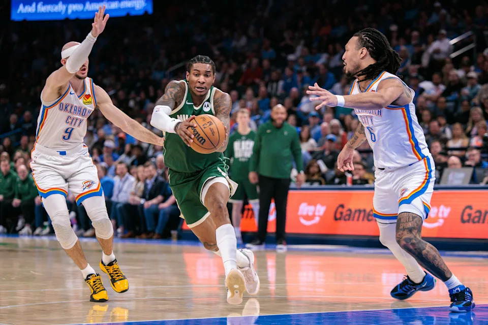OKLAHOMA CITY, OKLAHOMA - FEBRUARY 12: Kevin Porter Jr. #7 of the Milwaukee Bucks drives to the basket around Alex Caruso #9 and Jaylin Williams #6 of the Oklahoma City Thunder during the second half at Paycom Center on February 12, 2026 in Oklahoma City, Oklahoma. NOTE TO USER: User expressly acknowledges and agrees that, by downloading and or using this photograph, User is consenting to the terms and conditions of the Getty Images License Agreement. (Photo by William Purnell/Getty Images)