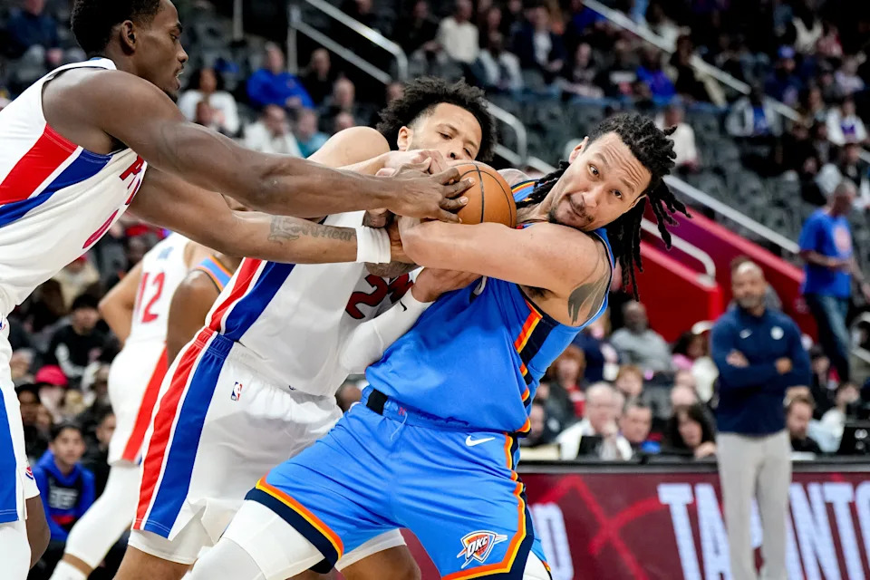 DETROIT, MICHIGAN - FEBRUARY 25: Jaylin Williams #6 of the Oklahoma City Thunder holds onto the ball against Cade Cunningham #2 and Jalen Duren #0 of the Detroit Pistonsduring the third quarter at Little Caesars Arena on February 25, 2026 in Detroit, Michigan. NOTE TO USER: User expressly acknowledges and agrees that, by downloading and or using this photograph, User is consenting to the terms and conditions of the Getty Images License Agreement. (Photo by Nic Antaya/Getty Images)
