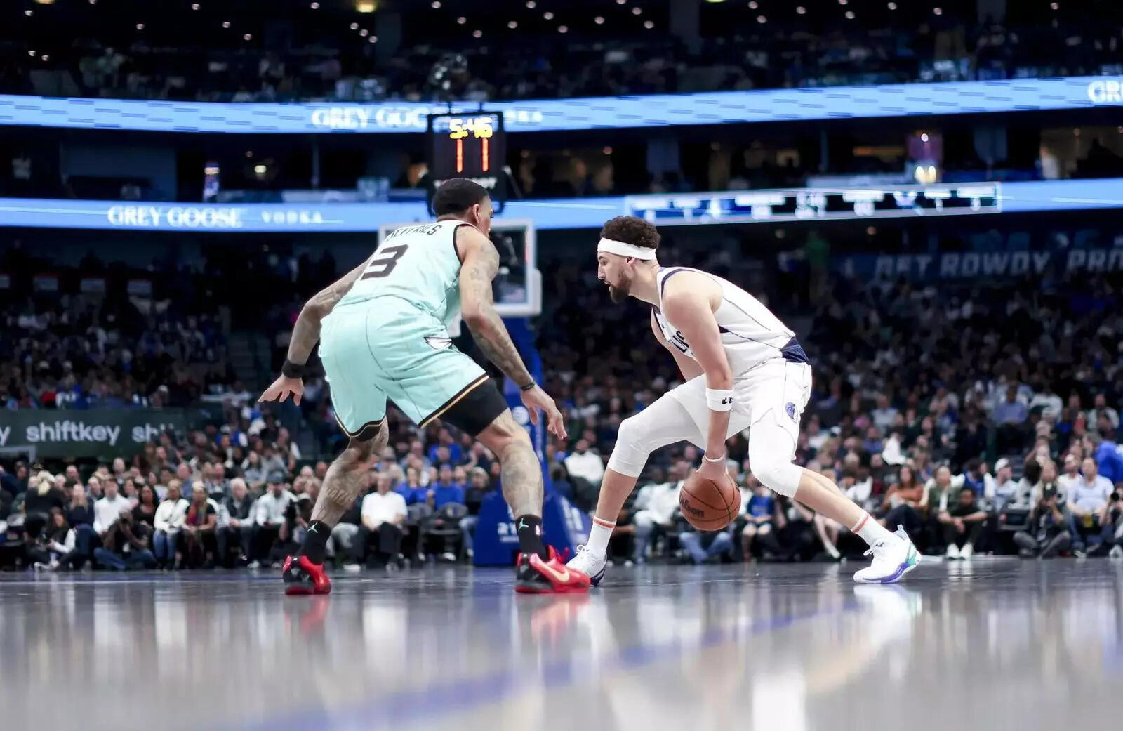 Dallas Mavericks guard Klay Thompson (31) dribbles as Charlotte Hornets guard DaQuan Jeffries (3) defends during the second half at American Airlines Center