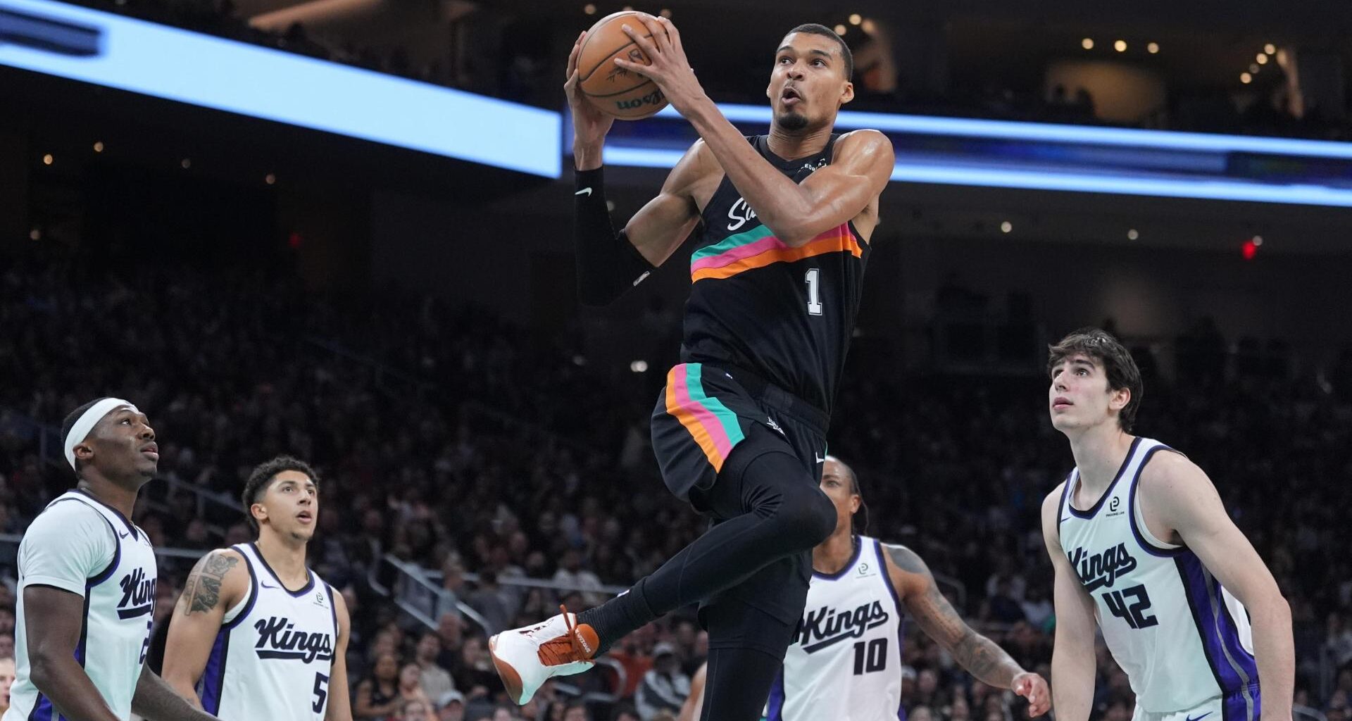 Wembanyama has 28 points, 15 rebounds to lead Spurs to eighth straight win, 139-122 over Kings